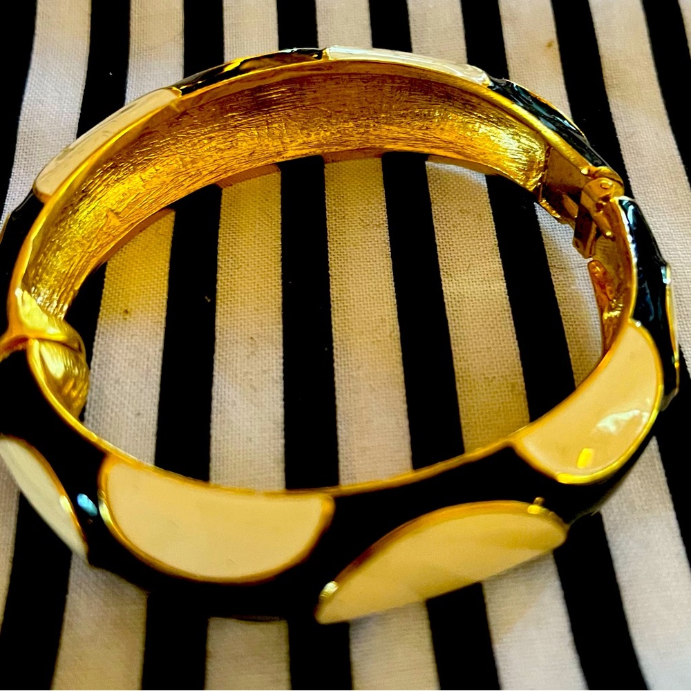 Black and white polka dot bangle, too cute, excellent condition